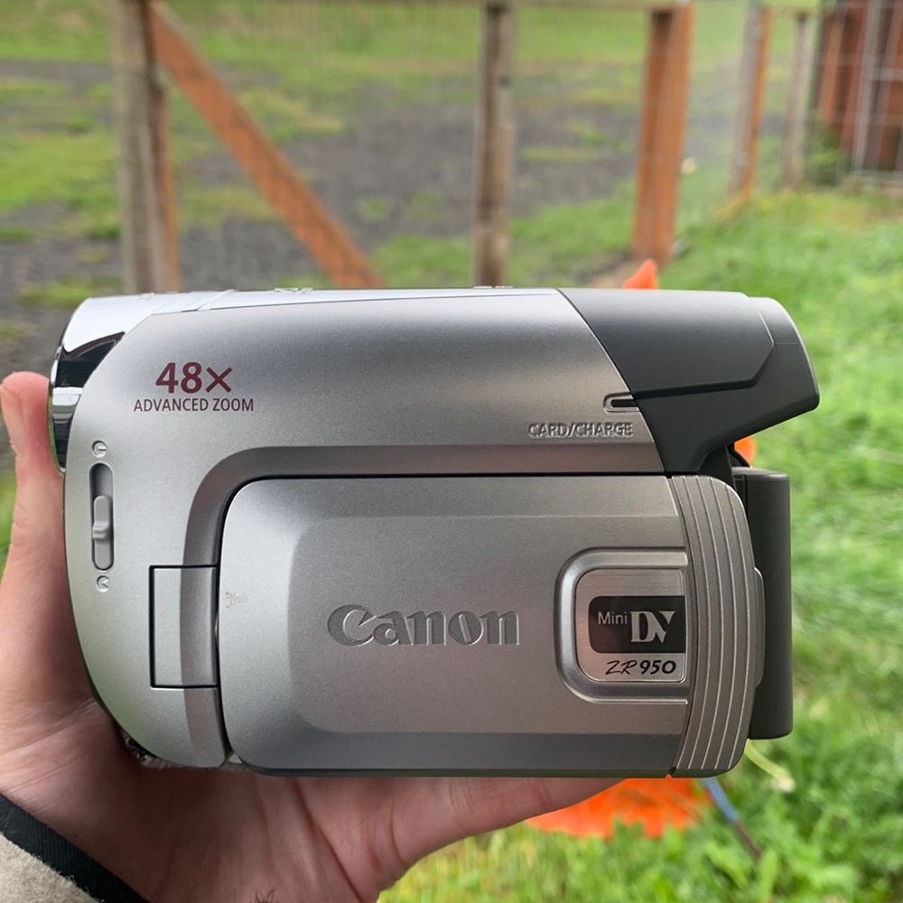 canon mini dv 2R 950 48x advanced zoom video camera retro flip out screen